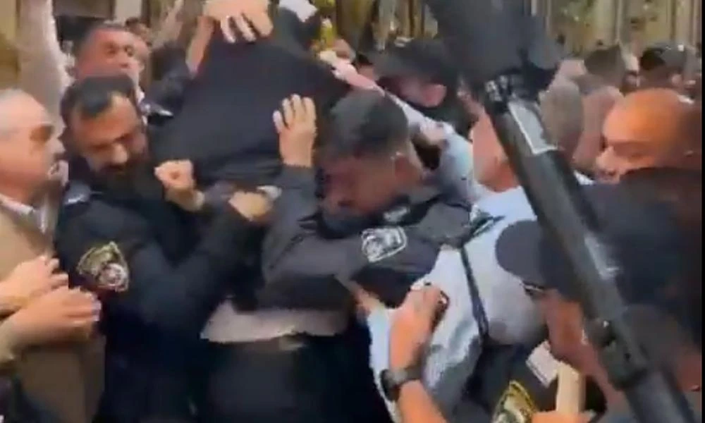 Ιεροσόλυμα: Αφέθηκε ελεύθερος ο Έλληνας αστυνομικός που συνελήφθη κατά τη τελετή του Αγίου Φωτός (Βίντεο)